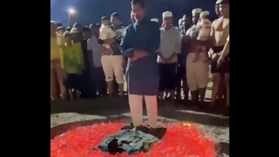 رجل يصلي فوق جمر النار ليتذكر يوم القيامة، والنشطاء: ما سر عدم احتراق المصلية (فيديو)