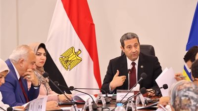 محافظ دمياط يواصل مناقشة الخطط الاستثمارية ويبحث مشروعات مياه الشرب والصرف الصحي