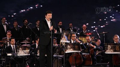 محتاج ألبس النضارة، محمد الحلو يمازح جمهور مهرجان الموسيقى العربية (فيديو وصور)