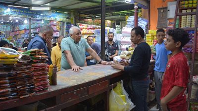 محافظ الوادي الجديد يتفقد أسواق مدينة الخارجة