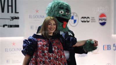 انتصار في لقطات كوميدية مع الشخصية الكارتونية لفيلم السادة الأفاضل (صور)