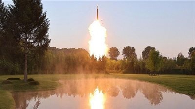 كوريا الشمالية تطلق صاروخا باليستيا باتجاه الشرق 