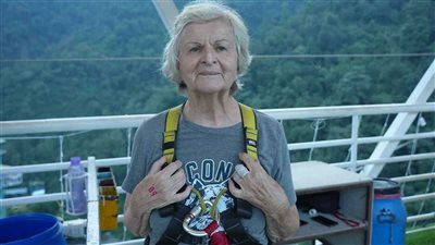 كراقصة باليه، ثمانينية تنفذ أعلى 