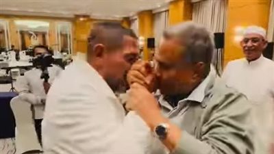 للمرة الثانية، هاني فرحات يقبّل يد محمد عبده، وفنان العرب: خلينا نكيد العوازل (فيديو)