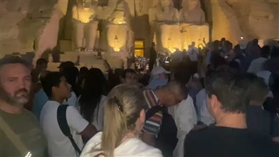 توافد الآلاف على معبد أبو سمبل لمشاهد ظاهرة تعامد الشمس على وجه رمسيس (فيديو)