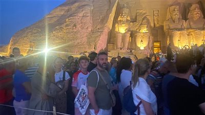لحظة تعامد الشمس على وجه رمسيس الثانى بمعبد أبوسمبل (فيديو)