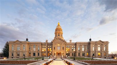 إخلاء مقر الحاكم والبرلمان في وايومنج بأمريكا بعد العثور على جسم مشبوه