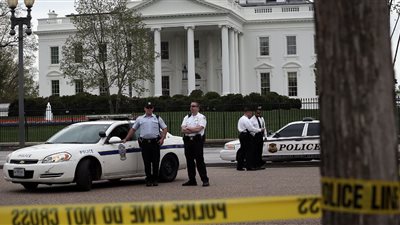 سيارة تصطدم بمدخل البيت الأبيض، وتصرف عاجل من الخدمة السرية 