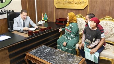 محافظ المنوفية يوجه بتقديم دعم مالي لعدد من الحالات خلال لقائه بالمواطنين 