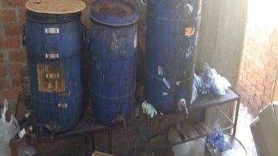 ضبط مالك مصنع مستحضرات طبية بدون ترخيص ومجهولة المصدر بالمنوفية