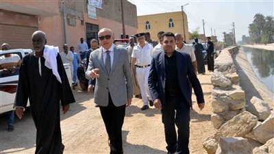 محافظ الأقصر يلبي دعوة أهالي منشية النوبة ويزور القرية لبحث مطالبهم (صور)