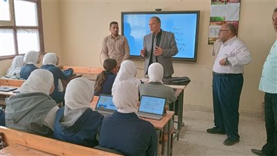 وكيل التعليم بأسيوط لعدد من المعلمين بصدفا: 