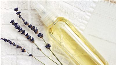 طريقة عمل سبراي طبيعي لتنعيم الشعر بخلاصة اللافندر وزيت الجوجوبا