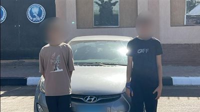 اللعب كاد يتحول لكارثة، ضبط طفلين قادا سيارة وتزلجا على الطريق بالقليوبية