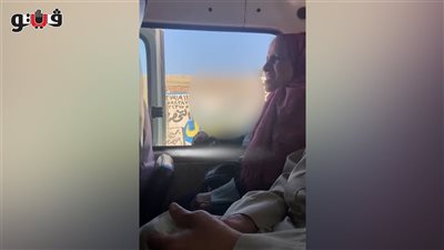 مسنة تثير الرعب داخل ميكروباص، أمسكت بسكين وتسببت في خوف الركاب (فيديو) 