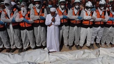 أداء صلاة الجنازة على 54 شهيدا مجهولي الهوية في غزة (صور)