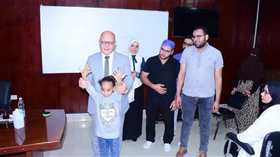 رئيس جامعة سوهاج يفحص حالات إكلينيكية أثناء إلقاء درس عملي لطلاب الطب (صور)