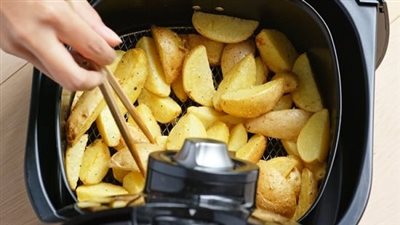 استشاري تغذية يحذر من أضرار استخدام الإير فراير في الطهي يوميا 