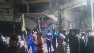 سقطا في ثوان على المارة، لحظة انهيار شرفتي عقار سكني بفاقوس بشكل مفاجئ (فيديو)