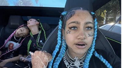 إطلالة صادمة لابنة كيم كاردشيان وكانييه ويست (صور)