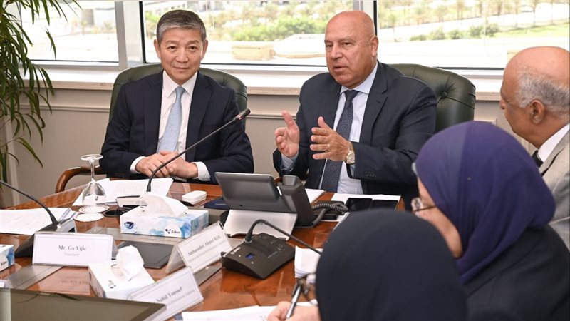 وزير النقل مع السفير