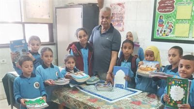 تعليم أسيوط يسلم كتبا جديدة لـ17 تلميذا من مصابي حادث التروسيكل (صور) 