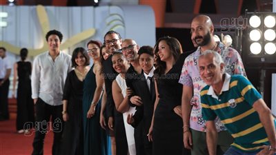 أبطال وصناع فيلم “المستعمرة” على ريد كاربت مهرجان الجونة السينمائي (صور)