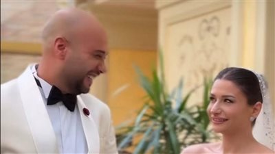 الفنان حاتم صلاح يحتفل بزفافه على فتاة من خارج الوسط الفني (صور) 