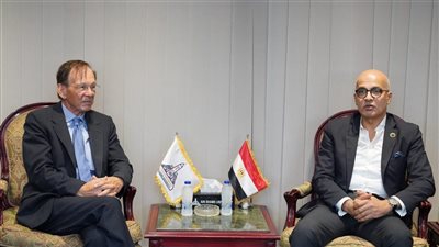 رئيس جامعة عين شمس يستقبل وفدًا من 