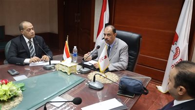 محافظ سوهاج يبحث تنفيذ مبادرات بيع اللحوم بـ 300 جنيه للكيلو 