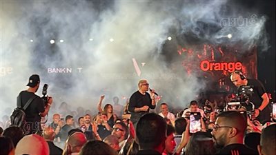  الجمهور يتفاعل مع عمرو دياب في أغنية 