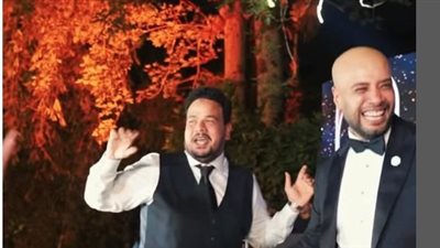 كان مهيبر حبتين، رقص هستيري لمصطفى غريب مع حاتم صلاح في حفل زفافه (فيديو)