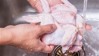 لربات البيوت، غسل الفراخ واللحم يهدد صحة أسرتك فاحذري