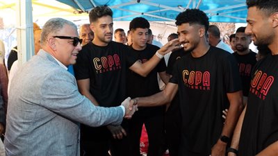 محافظ الإسماعيلية يؤدي شعائر صلاة الجمعة بمسجد الإسماعيلي 