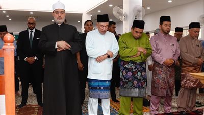 مفتي الجمهورية يؤدي صلاة الجمعة في العاصمة الماليزية برفقة رئيس الوزراء 