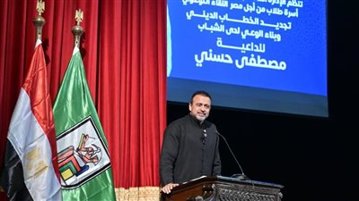 مصطفى حسني يدعو شباب جامعة القاهرة إلى الحرص في اختيار أقرانهم 