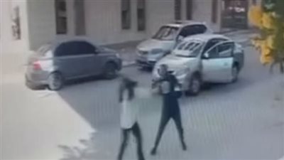 أحدث جرائم النقل الذكي، فتاة بالتجمع ألغت الرحلة فعاقبها السائق بسلك كهربائي (فيديو)