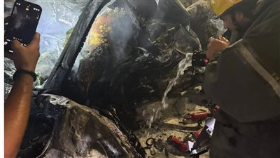 المعاينة تكشف أسباب اشتعال النيران في سيارة ملاكي وتفحم قائدها بطريق السويس (صور)