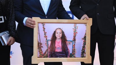 الجونة السينمائي، أبطال “أغمضي عينيك يا هند” يخلدون صورة الشهيدة هند رجب على الريد كاربت