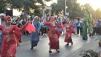 حضور جماهيري حاشد بديفيليه مهرجان الإسماعيلية للفنون الشعبية 25 (فيديو وصور) 
