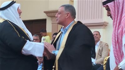 فرقة الأردن تهدي محافظ الإسماعيلية عباءة أردنية خلال ديفيليه مهرجان الفنون الشعبية ( صور ) 