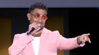 أحمد سعد يثير الجدل بحفل زفاف مع 4 عرائس (فيديو)