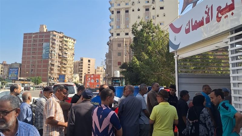 اقبال علي بيع الأسماك
