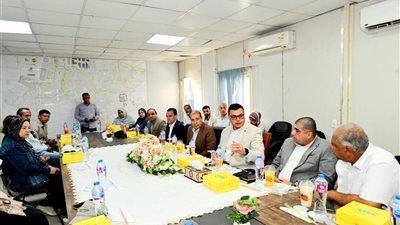 وزير الإسكان يعقد اجتماعا مع الشركات العاملة بحدائق تلال الفسطاط ويتابع الأعمال النهائية بالمشروع