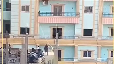 طلاب يتلقون الدروس فوق سطح أحد المباني ومحافظ الشرقية يتدخل (صور)