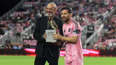 غيّر مسار الدوري الأمريكي، ميسي يتسلم جائزة الحذاء الذهبي بمباراة إنتر ميامي وناشفيل (فيديو) 