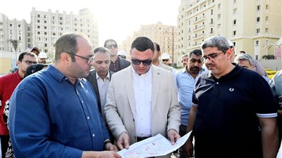 وزير الإسكان يتفقد سير العمل في 