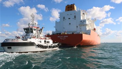 أول عملية تراكي لسفينة غاز مسال على وحدة تغويز عائمة (صور)