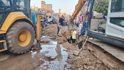 محافظ الشرقية يتابع أعمال إصلاح كسر مفاجئ بخط مياه في منيا القمح