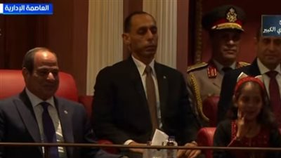 لقطة إنسانية مؤثرة للرئيس السيسي تجاه طفلة فلسطينية في احتفالية «وطن السلام» 